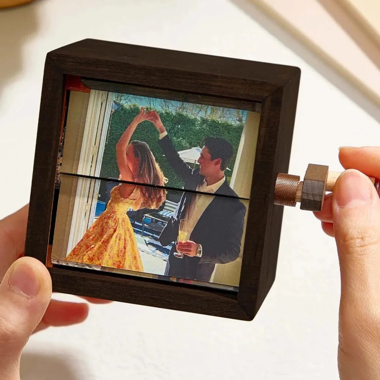 Voruva™ - Luminous Photo Flipper Frame